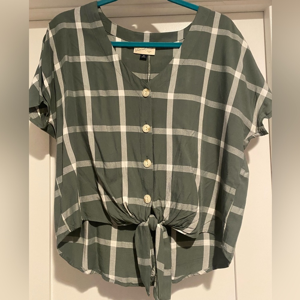 Universal thread M short-sleeve button up tie-front top